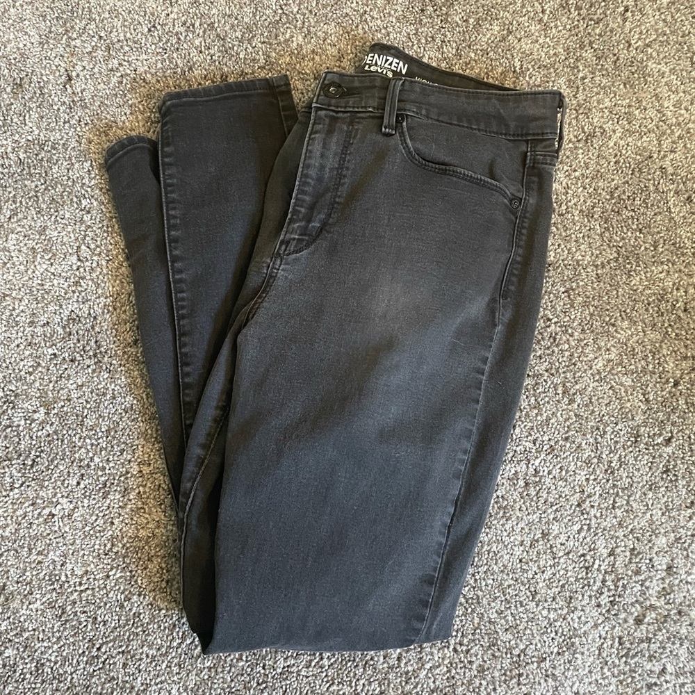 Women’s Levi’s Black jeans (no rips)